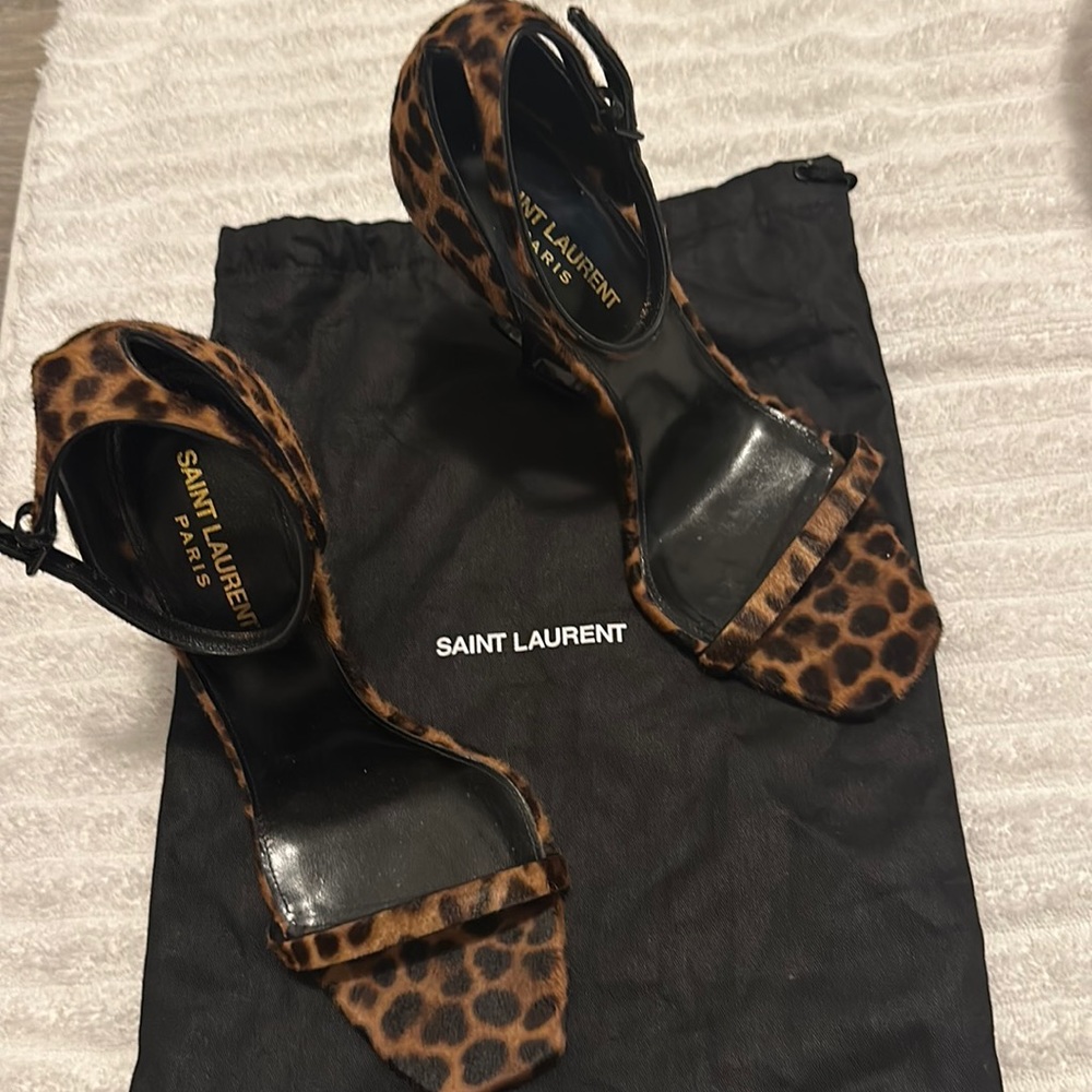 Yves Saint Laurent heels, in perfect conditions and 100% autentic.